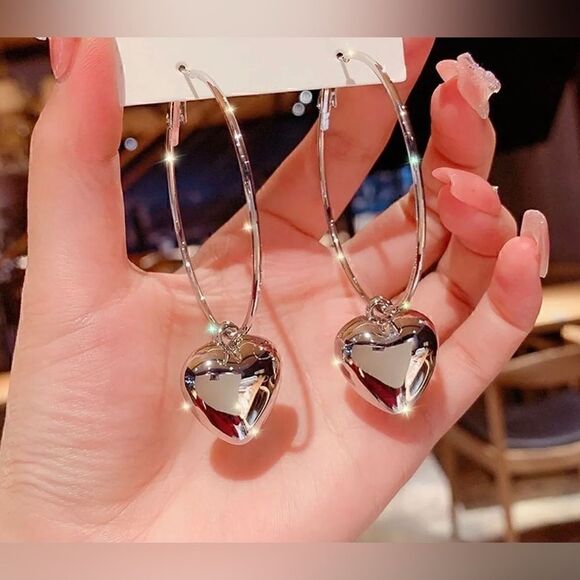 🖤 Beautiful silver hoops with puffy silver hearts. 🖤 - Picture 1 of 5